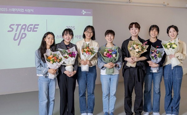 5월 16일 시즌엠 아카데미에서 진행된 ‘스테이지업 OT’에 참여한 창작자들이 기념사진을 촬영하며 환하게 웃고 있다. (왼쪽부터 김예지 작곡가, 송다영 작가, 변지민 작가 겸 작곡가, 서정 작가, 이삭 작곡가, 이다솜 작곡가, 전동민 작가) 