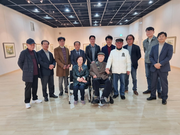2023년 8월, 강진아트홀 초대전 개막식 후의 양규철 선생님 부부와 그의 제자들. 양 화백은 디스크 수술로 인한 후유증으로 거동이 불편함에도 사랑하는 제자들과의 만남을 위해 기꺼이 전시장을 찾으셨다.  