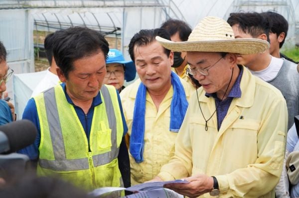 윤병태 나주시장(오른쪽)이 정청래 더불어민주당 대표(왼쪽)에게 신속한 복구와 재발 방지를 위해 특별재난지역 선포 등을 건의하고 있다