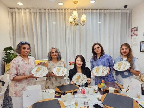 인도에서 온 포슬린 작가들이 ‘포슬린 아트 세미나’를 마치고 기념촬영을 하고 있다  