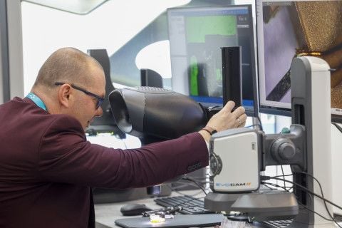 ‘MEDICA 2024’의 한 방문객이 최첨단 의료기기를 직접 체험하고 있다  