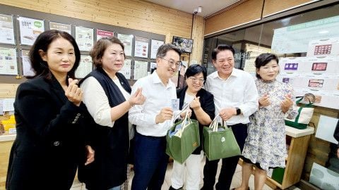 왼쪽부터 노옥희 한살림수원 이사장, 채송미 한살림경기동부 이사장, 김동연 경기도지사, 성미영 한살림경기남부 이사장, 최대호 안양시장, 정희자 한살림경기서남부 이사장
