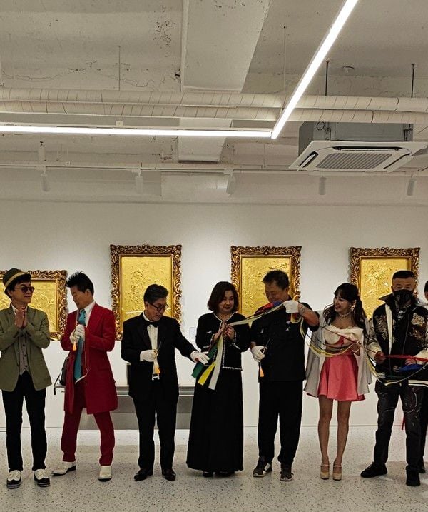 사진=(왼쪽부터) 개그맨 김학도, 가수 태진아, 김일태 화백 (맨오른쪽) 최야성 회장 / RNX 제공 