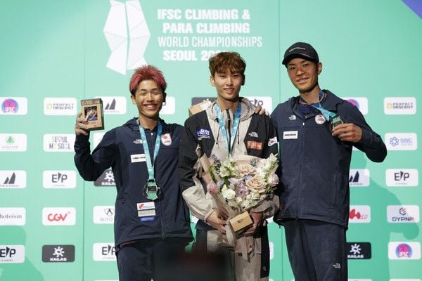 리드 금메달을 획득한 이도현 선수(가운데). (제공= 대한산악연맹)  