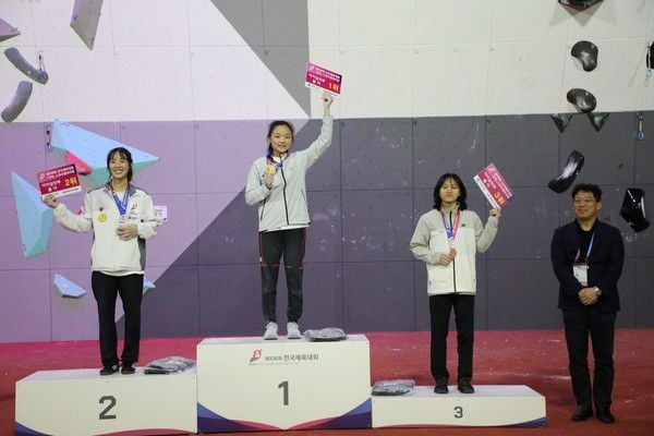 제106회 전국체육대회 여자 볼더 시상식 모습. 가운데가 2관왕을 차지한 서채현 선수. (제공= 대한산악연맹)