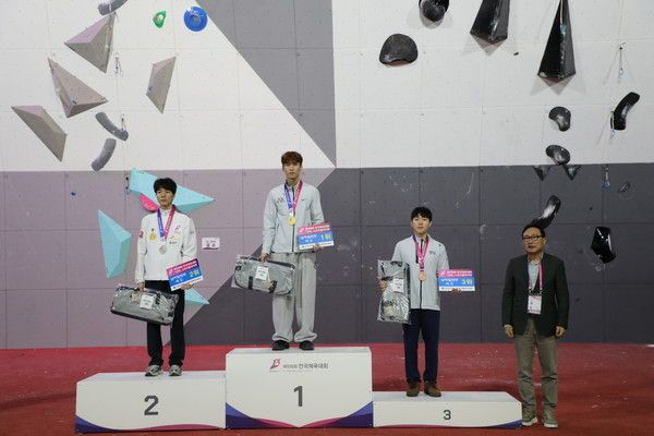 남자 일반부 리드 시상식 모습. (제공= 대한산악연맹)