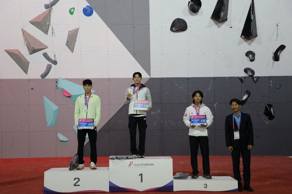 남자 일반부 스피드 시상식 모습. (제공= 대한산악연맹)