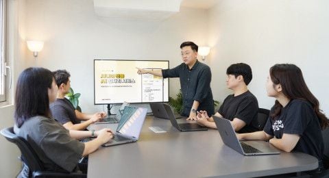 시니어즈 전략 회의 중인 김진희 대표와 메타본 실무진들(이미지=메타본)