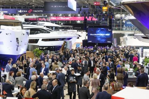 월드 프리미어를 앞두고 관람객들로 붐비는 보트 전시장  