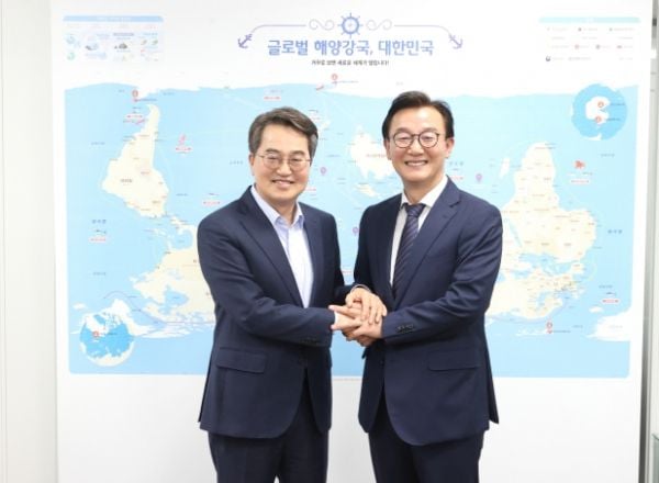 21일 오후 김동연 경기도지사와 전재수 해양수산부 장관이 기념촬영을 하고 있다