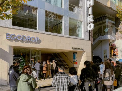 도쿄 아오야마 에그드랍 매장 앞, 오픈을 기다리는 현지 고객들 