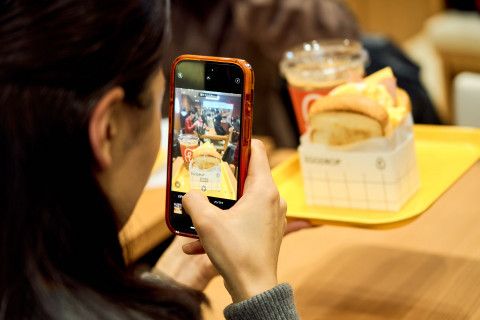 인증샷 이벤트에 참여하는 고객