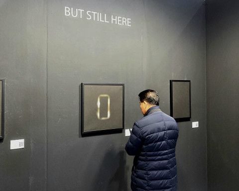 개념 전시 ‘BUT STILL HERE’를 관람하는 모습