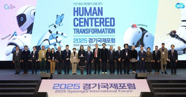 10일 오전 킨텍스 제2전시장에서 열린 2025 경기국제포럼에서 김동연 경기도지사가 개막대담을 마치고 주요 참석자들과 기념촬영을 하고있다