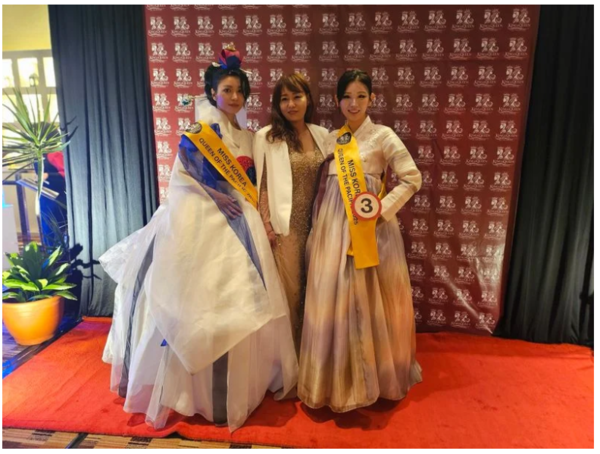 상식 이벤트 킹앤퀸 한국 참가자 박진아와 이서율 후보자와의 기념촬영