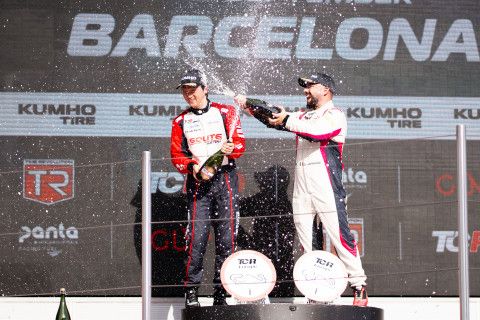 박준성 선수가 2025 TCR 유럽 최종전 우승 후 샴페인 세레모니를 펼치고 있다. [사진=현대성우쏠라이트 제공] 