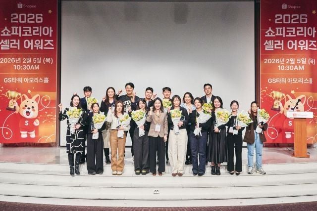 ‘2026 쇼피코리아 셀러 어워즈’ 우수 셀러 시상식에서 서해늘 쇼피코리아 사업개발 총괄(앞줄 가운데)과 수상 기업 관계자들이 기념 촬영을 하고 있다
