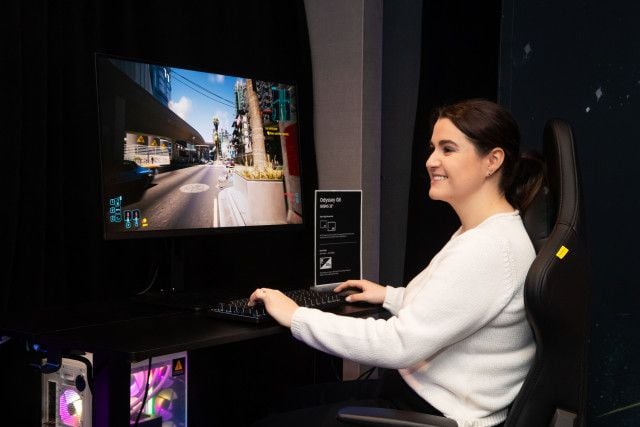 삼성전자 모델이 ‘GDC 페스티벌 오브 게이밍 2026’에 마련된 삼성전자 행사장에서 오디세이 G8(G80SH)으로 6K 화질의 게임을 플레이하고 있다