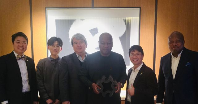 존 드라마니 마하마(John Dramani Mahama) 가나 대통령이 13일 서울 신라호텔에서 열린 친환경 ‘에코C큐브’ 기술에 대한 설명회에 참석해 에코C큐브를 통한 가나의 플라스틱 오염 및 기후위기 극복 계획을 논의했다. 존 드라마니 마하마 가나 대통령(왼쪽에서 네 번째), 최고조 주한 가나 대사(왼쪽에서 첫 번째), 최경영 한국저영향개발협회장(왼쪽 다섯 번째), 강현구 서울대 교수(왼쪽에서 세 번째)가 기념사진을 촬영하고 있다