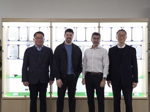 사진= 케이알엠 제공 / 왼쪽부터 케이알엠 최영묵 사장, HTI Michael Miranda 부사장, HTI Steve Walters 대표이사, 케이알엠 박광식 대표이사