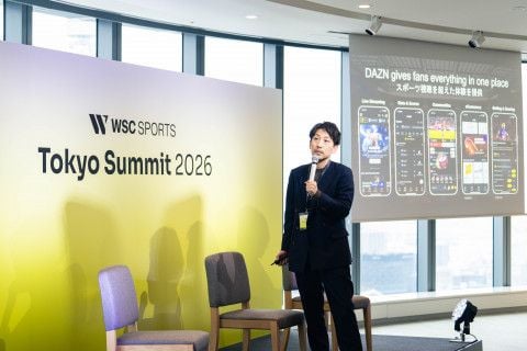 DAZN Japan의 큐노스케 오시마 브랜드 전략 담당 부사장이 WSC Sports와 협업해 개발한 ‘모먼트 부스터(Moment Booster)’의 기능을 소개하고 있다  