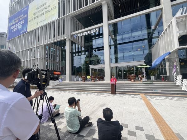 네거티브 선거폭력 강력 규탄...조전혁·류수노 보수진영의 명분·정통성 살아있는 ‘윤호상 단일화’로 대승적 수용하라 전하며 기자회견을 열었다.