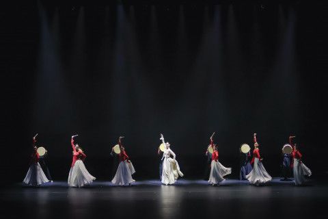 제35회 인천무용제 단체경연 대상 수상작인 이데아댄스컴퍼니의 ‘화류춘몽 - 어느 봄날의 꿈’ 공연 모습  