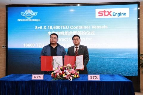 왼쪽부터 NTS조선소 관계자와 STX엔진 글로벌사업본부장이 계약 체결 후 기념사진을 촬영하고 있다. / STX엔진 제공