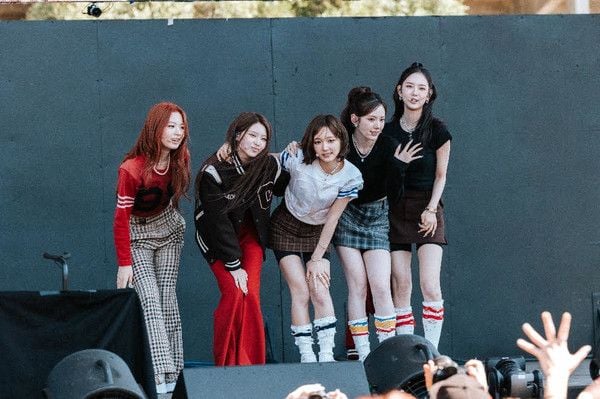 키키 (KiiiKiii) (사진 출처 : 코치 코리아(Coach Korea))