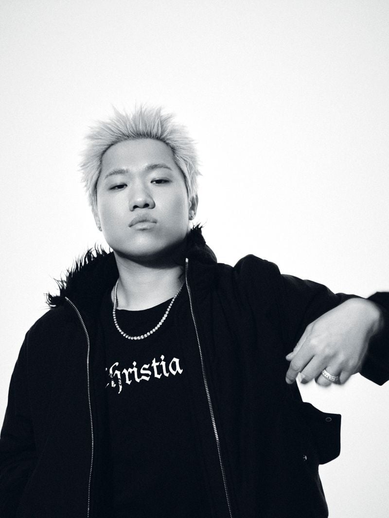 힙합 크루 오카시(OKASHII) 소속 래퍼 제프리 화이트(Jeffrey White)가 다채로운 감성의 음악을 선보인다. 제프리 화이트는 2일 오후 6시 각종 온라인 음원사이트를 통해 정규앨범 'WHO CARES?(후 케어스?)'를 발매한다. 'WHO CARES?'는 솔직한 가사와 역동적인 사운드로 주변의 시선과 한계에 얽매이지 않고 자신이 원하는 길에 과감히 도전하자는 메시지를 담은 앨범이다. 제프리 화이트는 도전과 좌절마저도 자신의 삶을 만들어