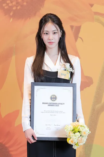 배우 한지은, ‘2025 브랜드 고객충성도 대상’에서 ‘가장 영향력 있는 여자배우(핫트렌드)’ 수상!