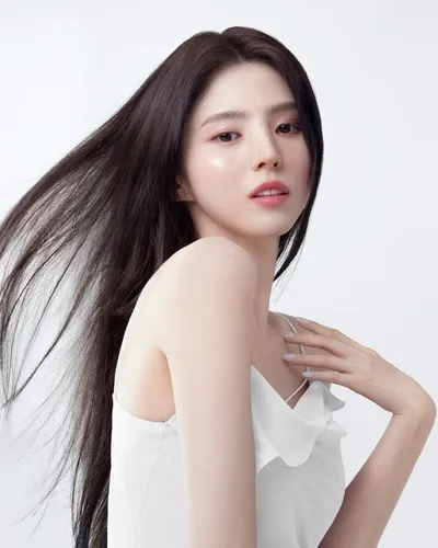 한소희, ‘누드 헤어 오일세럼’ 캠페인 화보 공개