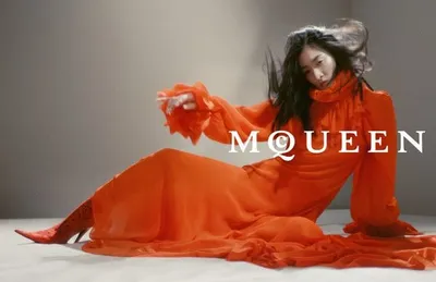 맥퀸(McQueen), 2025 가을/겨울 캠페인 공개! "빅토리아 시대 고딕 코드의 자유와 반항의 미학"