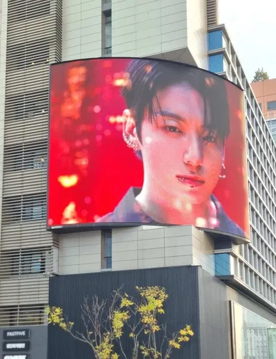 서울 전역을 물들인 정국의 ‘캘빈클라인 데님 캠페인’ 반응 폭팔