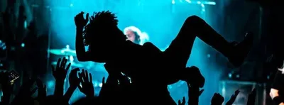 글로벌 라이브 엔터테인먼트 선도 기업 라이브네이션(Live Nation)이 역대 최대 규모의 글로벌 보고서인 '리빙 포 라이브(Living for Live)'를 공개했다.   이번 보고서는 라이브 음악이 스포츠, 영화, 심지어 성생활보다도 세계에서 가장 인기 있는 엔터테인먼트 형태로 자리 잡았음을 보여준다.  이번 조사는 15개국 4만 명을 대상으로 진행됐으며, 사람들이 라이브 경험을 통해 시간을 보내고, 정체성을 표현하며, 타인과 연결하는 방식에 강력한 변화가 일어나고 있음을 포착했다.  러셀 월락(Russell Wallach) 라이브네이션 글로벌 미디어 및 스폰서십 총괄 사장은 "이번 보고서는 우리가 전 세계 현장에서 직접 목격하고 있는 사실을 확인시켜 준다"며 "라이브 음악은 단순히 성장하는 것을 넘어 경제를 형성하고, 브랜드에 영향을 미치며, 실시간으로 문화를 정의하는 강력한 힘이 되고 있다.  팬들이 라이브를 글로벌 엔터테인먼트의 심장으로 만들었고, 이제 그것은 전 세계적인 연결과 성장을 이끄는 가장 강력한 동력 중 하나"라고 말했다.  전 세계 응답자의 약 10명 중 4명(39%)은 평생 단 한 가지 형태의 엔터테인먼트만 선택할 수 있다면 라이브 음악을 고르겠다고 답해, 영화와 스포츠보다 높은 선호도를 보였다.  더 극단적인 선택지에서는 응답자의 70%가 성생활 대신 좋아하는 아티스트의 라이브 공연을 보겠다고 답했다.  응답자의 85%는 '음악이 나 자신을 정의한다'고 답했으며, 84%는 '라이브 경험이 삶의 활력을 가장 크게 불어넣는다'라고 밝혔다. 팬들이 공연장에서 입는 옷, 공유하는 콘텐츠, 경험하는 모든 것이 자신을 표현하고 타인과 연결되는 하나의 방식이 되고 있다.  팬들은 콘서트를 위해 저축하고, 계획을 세우며, 심지어 영구적으로 기념하기도 한다. 응답자의 75%는 공연을 중심으로 미리 일정을 계획한다고 답했으며, 4명 중 1명은 라이브 음악의 기억을 남기기 위해 일시적 또는 영구적인 문신을 새긴 경험이 있다고 밝혔다.  또한 응답자의 약