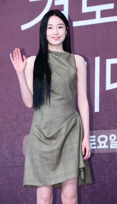 '경도를 기다리며' 제작발표회 속 원지안의 맥퀸 미디 드레스 스타일링 화제!