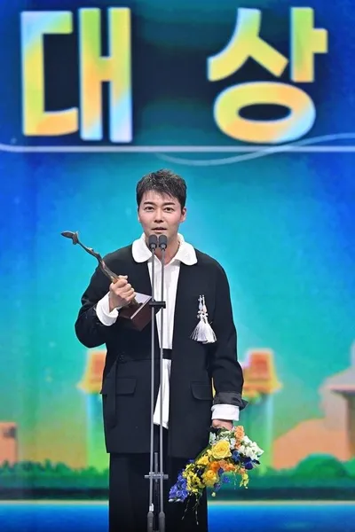 '2025 KBS 연예대상' 전현무, 첫 대상 영예…박보검 귀국 의리+故전유성 트리뷰트로 '완벽 결산'