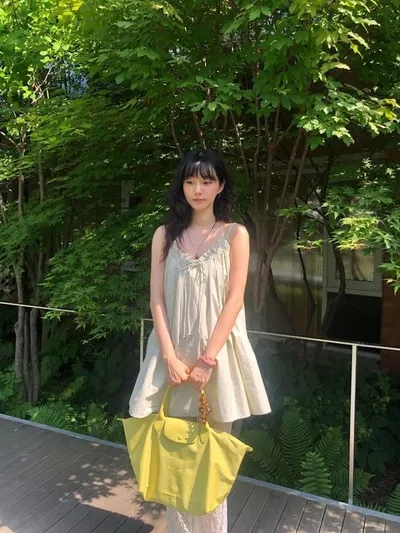 사복 장인 정려원의 '백꾸' vs 박세완의 '발레코어'... 롱샴 여름 스타일링 제안