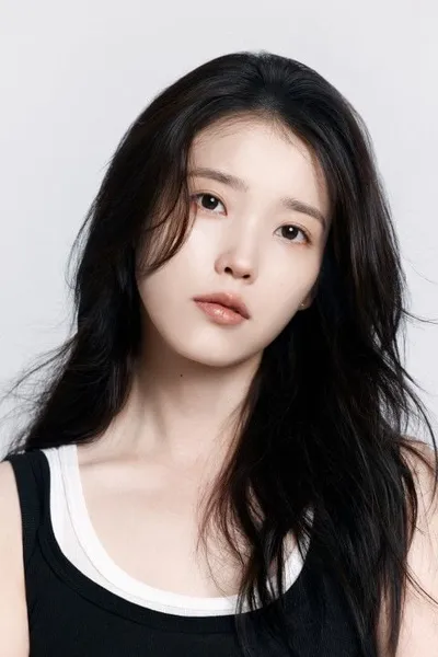 아이유와 박보검이 국내 현직 광고·마케팅 업계 종사자들이 뽑은 ‘2026 대한민국 대표 광고모델’ 1위로 선정됐다. 이번 설문은 국내 유일의 마케팅·광고·디지털 콘텐츠 관련 국제 행사인 부산국제마케팅광고제(이하 MAD STARS)가 지난 3월부터 두 달간 현직 광고·마케팅 업계 종사자를 대상으로 실시했다. 실제 광고·마케팅 캠페인에서의 기용 가능성, 브랜드 영향력, 대중적 파급력 등을 고려해 광고모델을 직접 추천하는 방식으로 진행됐으며, 대표 광고모델, 신인 광고모델, 크리에이터 등 총 세 부문에서 남성과 여성 1명씩을 추천받았다. 대한민국 대표 여성 광고모델 1위를 차지한 아이유는 2024년부터 3년 연속 대한민국 대표 여성 광고모델로 선정되며 광고업계의 꾸준한 관심을 다시 한번 확인시켰다. 지난해 넷플릭스 시리즈 ‘폭싹 속았수다’로 제4회 청룡시리즈어워즈 여우주연상을 수상하는 등 배우로서의 존재감을 다시 한번 입증한 데 이어, 최근 종영한 MBC 드라마 ‘21세기 대군부인’에 출연하는 등 활발한 활동을 이어가고 있다. 또한 가수로서도 다수의 히트곡과 꾸준한 공연 활동을 통해 국내외 팬들의 폭넓은 사랑을 받고 있다. 박보검은 올해 처음으로 대한민국 대표 남성 광고모델로 선정됐다. 아이유와 공동 주연을 맡은 ‘폭싹 속았수다’에서 한층 깊어진 연기력을 보여줬고, ‘굿보이’에서는 강렬한 액션을 소화해내며 연기 스펙트럼을 성공적으로 확장했다. KBS 음악 토크쇼 ‘더 시즌즈-박보검의 칸타빌레’를 통해 진행자로서의 뛰어난 능력을 선보였으며, tvN 예능 프로그램 ‘보검 매직컬’에서는 따뜻하고 친절한 모습으로 시청자들에게 힐링을 선사했다. 영화 ‘몽유도원도’와 ‘칼: 고두막한의 검’을 차기작으로 확정하며 작품 활동을 이어가고 있는 점도 박보검이 브랜드 신뢰도와 안정감을 갖춘 광고모델로 주목받는 배경이 됐다. 이와 함께 올해 중국 국영 광고 전문 매체 ‘中國廣告’가 중국 현직 광고인을 대상으로 진행한 조사에서도 아이유와 박보검은 각각 한국을 대표하는 여