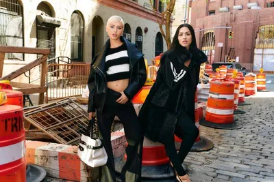한섬 DKNY, 아이리스 로와 아멜리아 그레이가 함께한 2026 F/W 캠페인 공개
