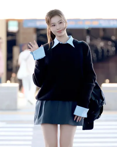 트와이스 사나, 프라다 패션쇼 참석차 출국...‘러블리한 공항패션’