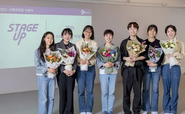 5월 16일 시즌엠 아카데미에서 진행된 ‘스테이지업 OT’에 참여한 창작자들이 기념사진을 촬영하며 환하게 웃고 있다. (왼쪽부터 김예지 작곡가, 송다영 작가, 변지민 작가 겸 작곡가, 서정 작가, 이삭 작곡가, 이다솜 작곡가, 전동민 작가)