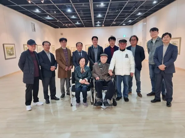 2023년 8월, 강진아트홀 초대전 개막식 후의 양규철 선생님 부부와 그의 제자들. 양 화백은 디스크 수술로 인한 후유증으로 거동이 불편함에도 사랑하는 제자들과의 만남을 위해 기꺼이 전시장을 찾으셨다.