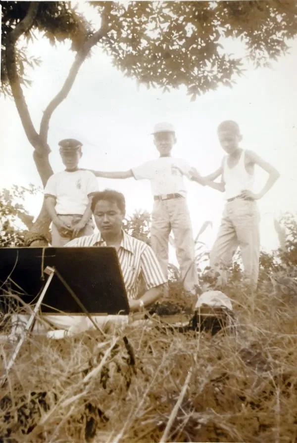 강진중학교 재직 시절(1978~1981)학생들 앞에서 수채로 현장을 사생하는 양규철 화백. 양 화백의 현장 사생은 다산 선생의 정확한 형태 묘사를 통한 대상의 정신 표현이라는 사실주의 정신에 부합한다.