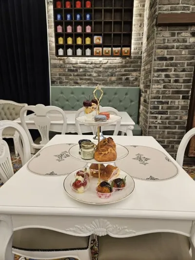 클로버 집사카페, "아가씨에게 찻잔보다 무거운 것을 들게 할 수는 없다" 세심한 배려와 몰입감 넘치는 상황극! Z세대에 폭발적 인기